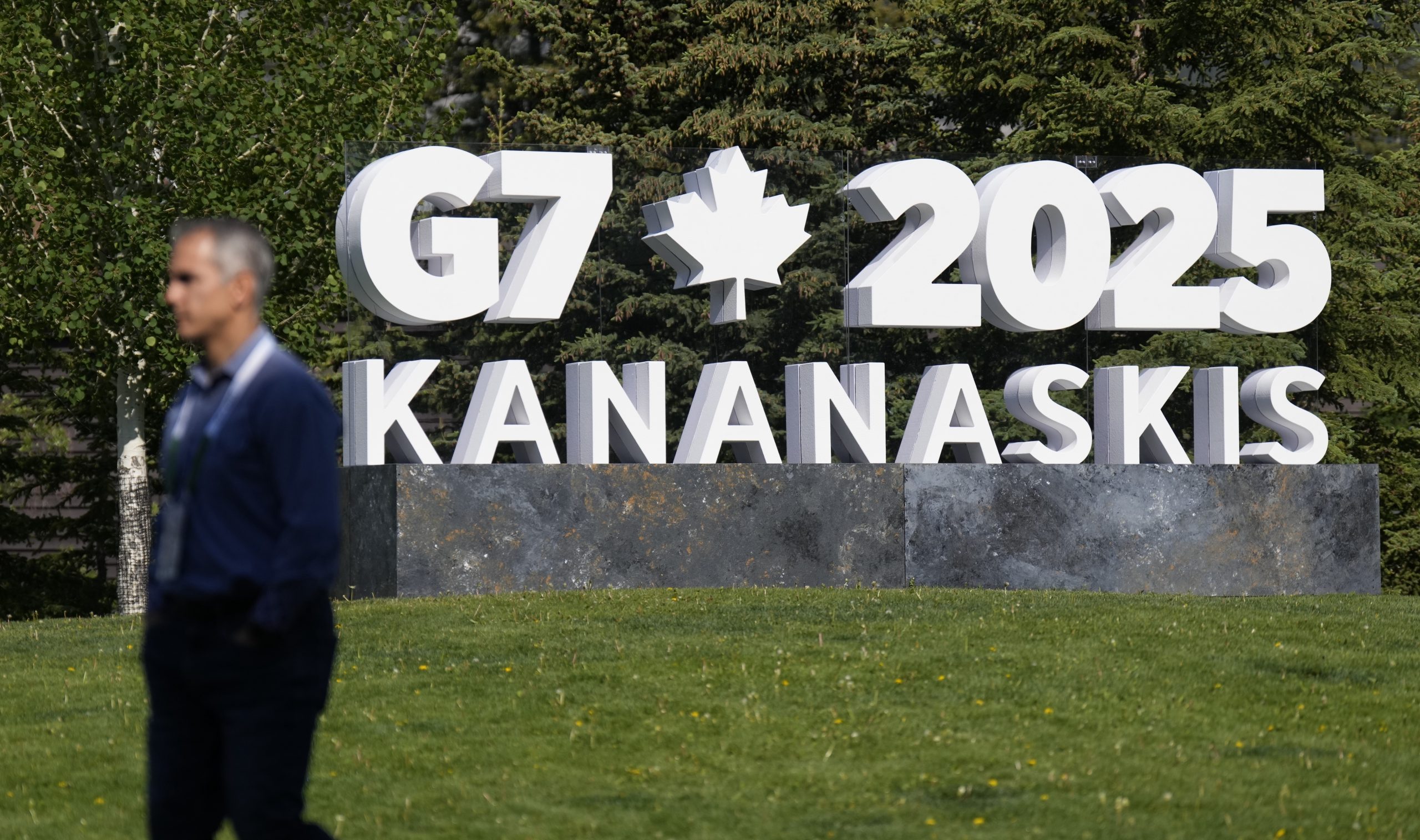 Protesters, airplane watchers gather in Alberta as leaders head to G7